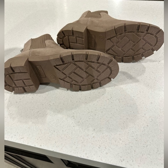 Steve Madden taupe boots, size 5, great condition. - Picture 2 of 4